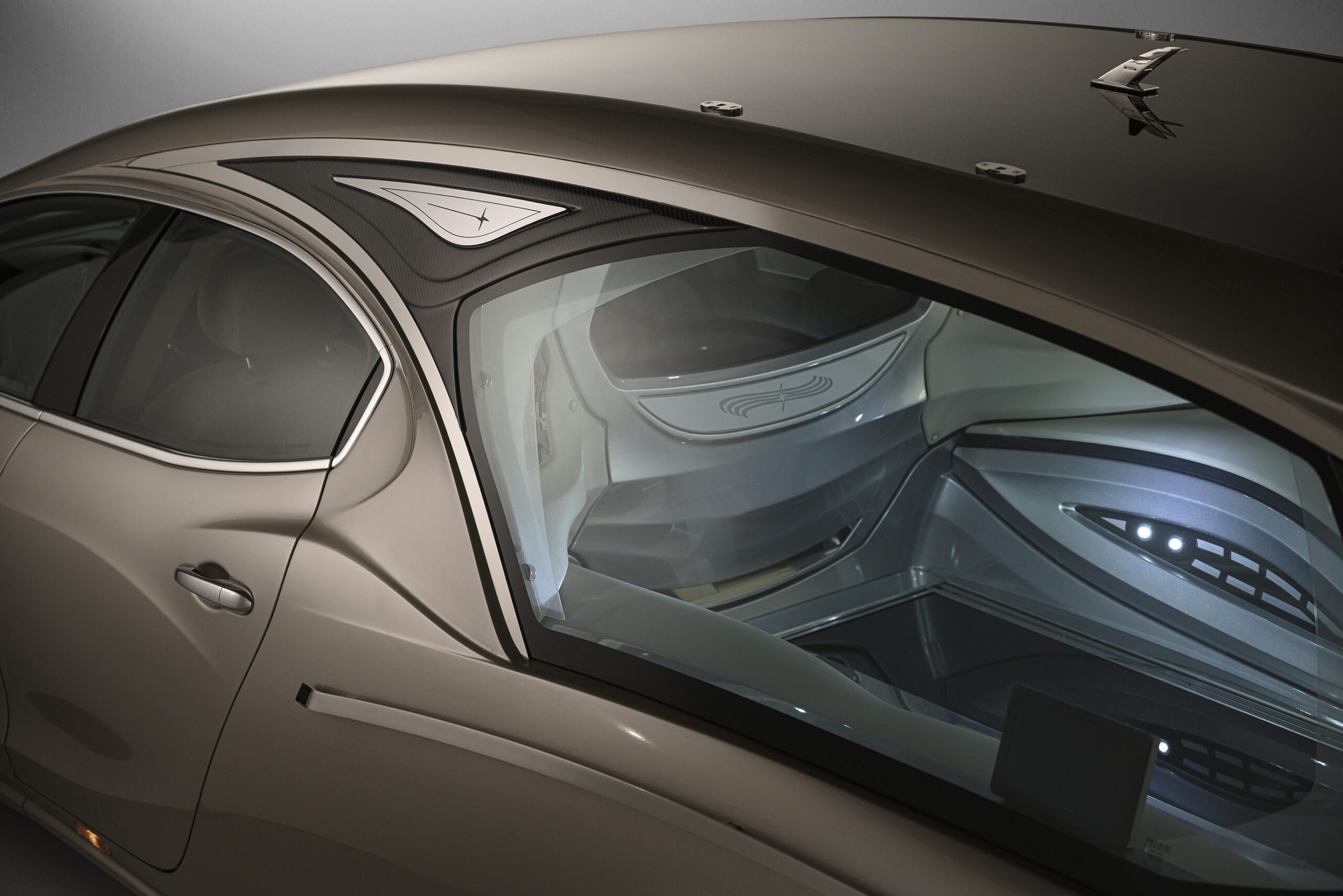 Cromature e carbonio Vekal autofunebre meccnaica Maserati Ghibli