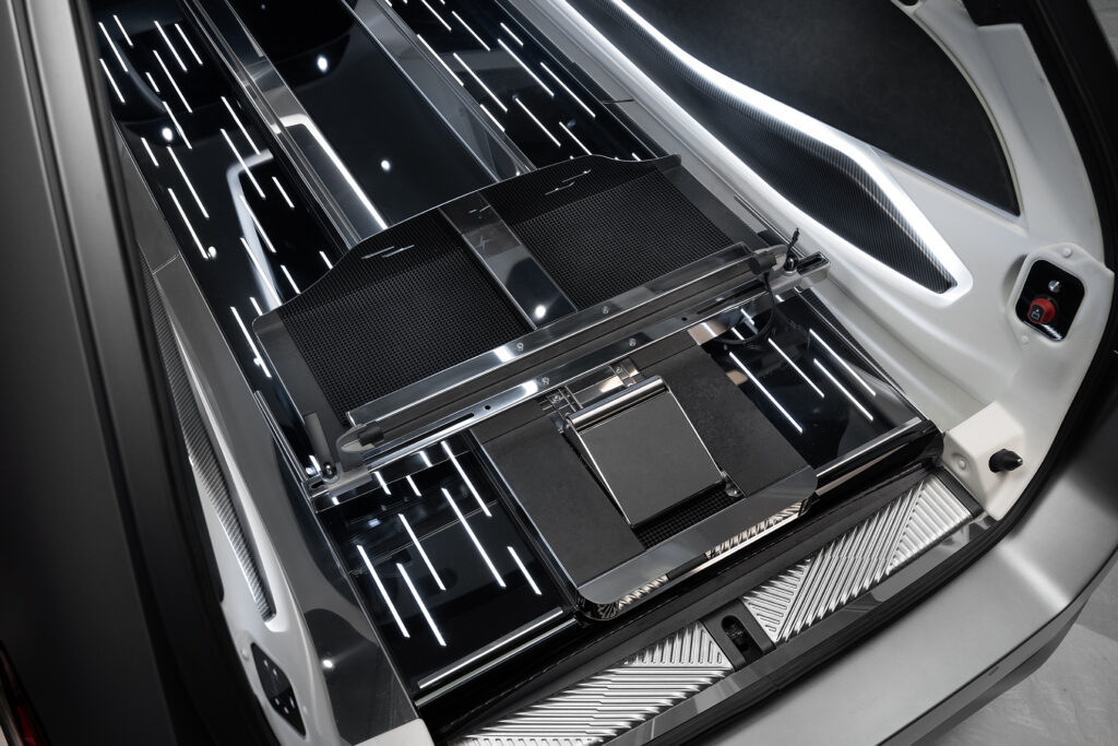 Interno vano feretro DHIVA autofunebre su meccanica Bmw Serie 5